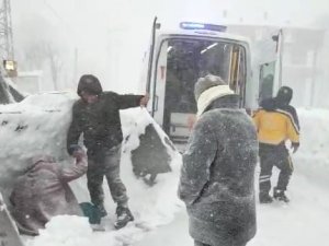 Ordu’da Hastalanan Kadın, Karla Kaplı Yolda Kepçe İle Ambulansa Taşındı