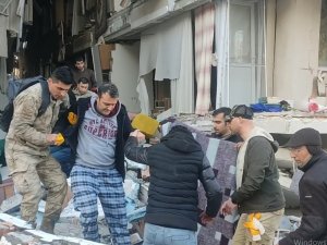 Antakya’da 3 Kişi Enkazdan Sağ Çıkarıldı