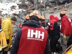 Depremden Onlarca Saat Sonra Enkazdan Sağ Çıkarıldı