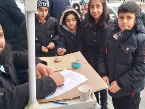 Özalplı Minikler Kumbaralarındaki Parayı Deprem Bölgesine Gönderdi