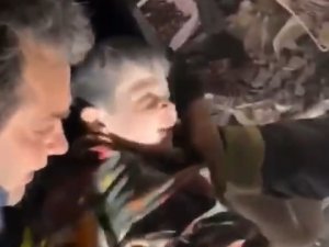 Enkaz Altından Kurtarılan 3 Yaşındaki Miran’a Hayat Öpücüğü