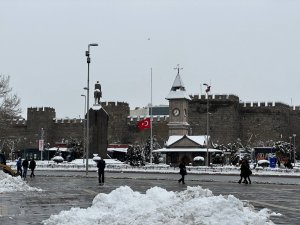 Milli Yas: Kayseri’de Bayraklar Yarıya İndirildi