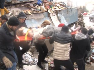 Yıkılan 10 Katlı Binadan Yaralı Kurtarıldı