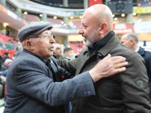 Başkan Çolakbayrakdar, Geceyi Tesislerde Geçiren Vatandaşları Ziyaret Etti