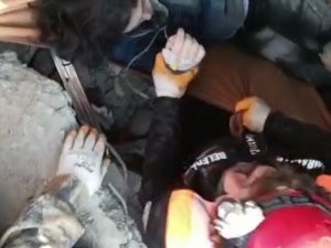Ümraniye Ekibi, 33 Saat Sonra Hastane Enkazından Bir Kadını Kurtardı