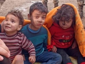 Suriyeli 3 Kardeş Enkaz Altından Askerler Tarafından Sağ Çıkarıldı
