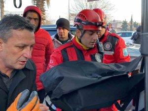 Göçük Altında Kalan Anne Ve İki Çocuğunun Cansız Bedenine Ulaşıldı, Baba Yaralı Kurtarıldı