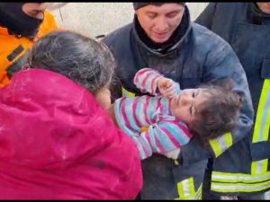 4 Yaşındaki Küçük Kız 6 Saatlik Çalışma Sonucunda Sağ Salim Enkazdan Çıkartıldı