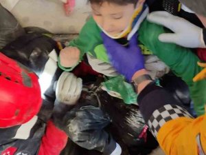 7 Yaşındaki Umut Efe Kalfa Enkazdan Böyle Kurtarıldı