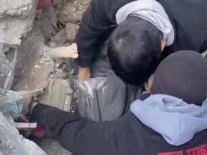 Hatay’da Enkaz Altındaki Çocuk Ve Bir Vatandaş 30 Saat Sonra Kurtarıldı