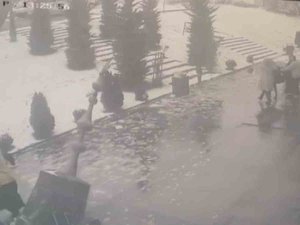 Yıkılan Minarenin Altında Kalmaktan Son Anda Kurtuldular