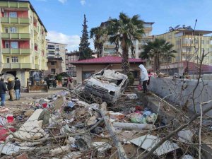 İ̇slahiye’de Enkazdan 4 Yaşındaki Çocuk Sağ Olarak Çıkarıldı