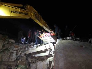 40 Saatin Sonunda Tekbirlerle Kurtarılan Kardeşler Enkazdan Kepçeyle İndirildi