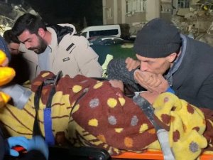 Hatay’da 42 Saat Sonra Enkazdan Kurtarılan Fatma Teyze: "Hepinizi Çok Seviyorum"