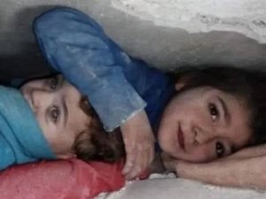 İ̇dlib’te Saatler Sonra 2 Küçük Çocuk Enkazdan Sağ Çıkarıldı