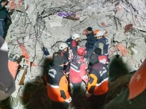 Malatya’da 42 Saat Sonra Enkazdan 2 Kişi Sağ Olarak Kurtarıldı