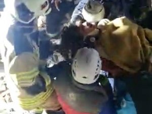 Pak Ekipler Genç Kadını Alkışlarla Enkazdan Çıkardı