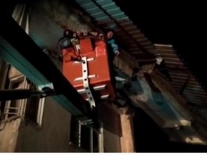 Van’dan Giden Ekip 80 Yaşındaki Kadını Enkazdan Sağ Çıkarttı