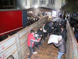 Yüzlerce Gönüllü Yardım Malzemelerini Taşımak İçin İnsan Zinciri Oluşturdu