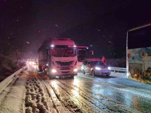Bursa Ankara Karayolunda Tırların Kayması Sebebiyle Kapanan Yollar Trafiğe Açıldı