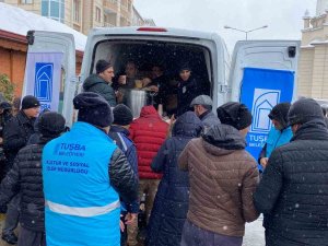 Tuşba Belediyesinden Depremzedelere Sıcak Çorba İkramı
