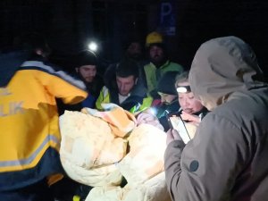 Hatay Antakya’da Bir Kadın Sağ Kurtarıldı