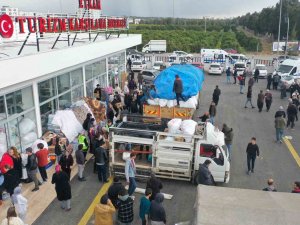 Başkan Gözyaşlarını Tutamadı, Erdemli’den 35 Araçlık Yaşam Desteği Gönderildi