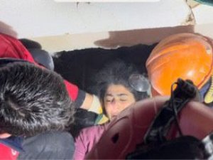 Dursunbey Ekibi, Hatay’da 2 Kişiyi Enkazdan Sağ Çıkardı