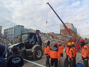 Adıyaman İ̇sias Otel’de Arama Kurtarma Çalışmaları Sürüyor