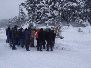Kar Sebebiyle Mahsur Kalan Cenaze, Yolun Açılmasıyla Defnedildi