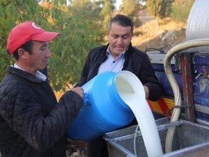 Çiftçilerden Afetzedelere Süt Bağışı