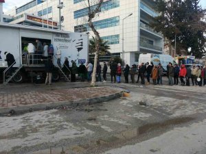 Mobil Mutfak Tırı, Adıyaman’da Depremzedelere Sıcak Yemek Vermeye Başladı