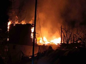 Kastamonu’da İki Katlı Ahşap Ev Yangında Kullanılamaz Hale Geldi