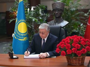 Kazakistan Cumhurbaşkanı Tokayev, Türkiye’deki Depremzedeler İçin Taziye Defterini İmzaladı