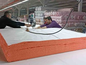 Bu Fabrikanın İşçileri Depremzedeler Üşümesin Diye Mesaiye Kalıyor