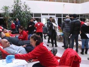 Depremzedeler İçin İğne Korkusunu Yendi, İlk Kez Kan Bağışında Bulundu