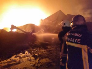 Büyükşehir İ̇tfaiyesi İ̇skenderun Limanı’nda Yangınla Mücadele Ediyor