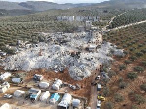 İ̇dlib’de Enkaz Altındaki Arama Kurtarma Çalışmaları Sürüyor