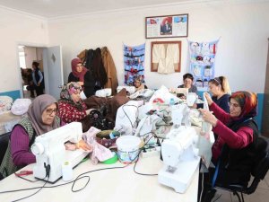 Depremzedelere Yorgan Ve Yastık Dikiyorlar
