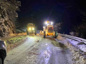 Karla Mücadele Ekipleri 275 Araç Ve 730 Personelle Kar Mesaisinde