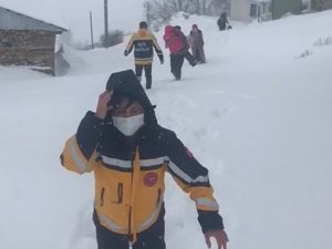 Sağlık Personeli Karda Mahsur Kalan Hasta Çocuğu Kucağında Böyle Taşıdı