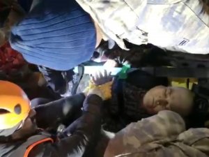 44 Saat Enkaz Altında Kalan Yaşlı Kadın Kurtarıldı