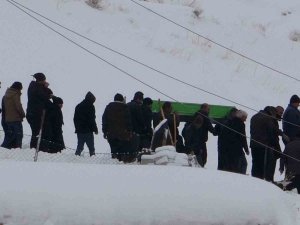 Depremde Hayatını Kaybeden Anne Ve 2 Çocuğu Gözyaşları Arasında Toprağa Verildi