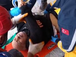 Hatay’dan Sevindiren Haber: 80 Yaşındaki Abdurrahman Amca Enkazdan Sağ Çıkarıldı