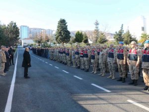 Trabzon İ̇l Jandarma Komutanlığı’ndan Deprem Bölgesine 300 Kişilik Arama-kurtarma Ekibi Gönderildi