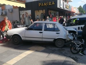 Deprem Bölgesine Giden Minibüs İle Otomobil Çarpıştı