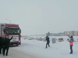 Kars’tan Deprem Bölgesine Yardımlar Sürüyor