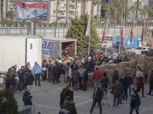 Karşıyaka Taraftarından 9 Tır Malzeme Yardımı