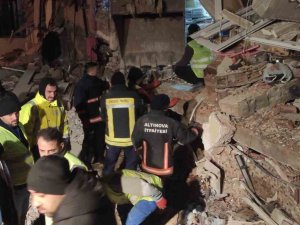 Hatay’da İtfaiyeciler 5 Kişiyi Daha Enkazdan Canlı Olarak Kurtardı