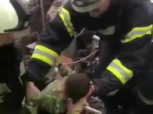 Hava Limanı Personeli Enkazda Ağlayan Minik Bebeğe Canlı Olarak Ulaştı
